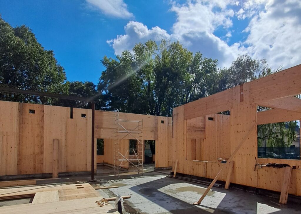 GVG in cantiere a Bergamo: posa delle strutture in legno per la nuova Scuola Primaria “G. Rosa”